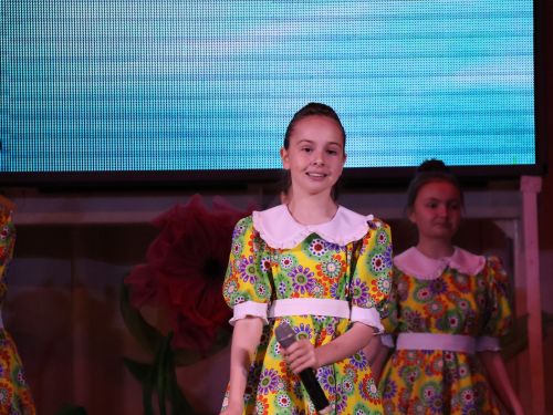 «Киләчәккә адым» техник иҗат фестивалендә: Йөзләгән укучыбыз районыбызның иң зур сәхнәсендә хөрмәтләнде (фоторепортаж)
