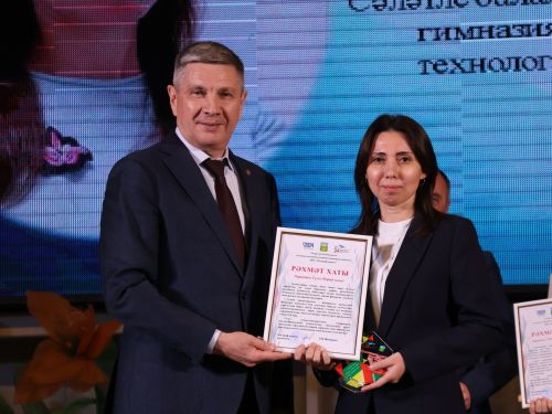 «Киләчәккә адым» техник иҗат фестивалендә: Йөзләгән укучыбыз районыбызның иң зур сәхнәсендә хөрмәтләнде (фоторепортаж)
