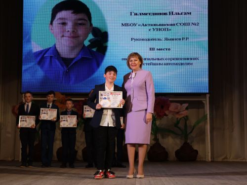 «Киләчәккә адым» техник иҗат фестивалендә: Йөзләгән укучыбыз районыбызның иң зур сәхнәсендә хөрмәтләнде (фоторепортаж)