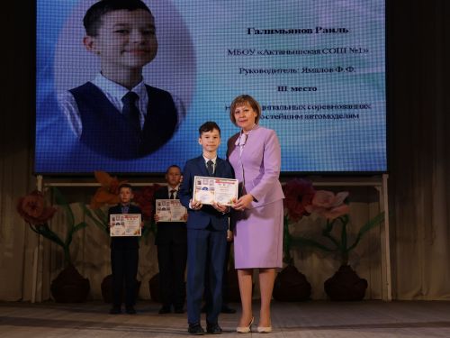 «Киләчәккә адым» техник иҗат фестивалендә: Йөзләгән укучыбыз районыбызның иң зур сәхнәсендә хөрмәтләнде (фоторепортаж)
