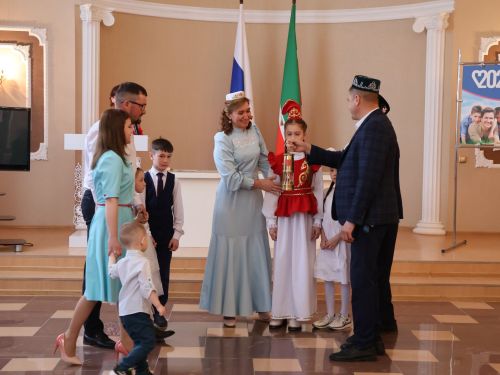 Ике бәйрәм бергә: Актанышның 50 , 60 ел бергә яшәгән парлары белән Бөтенроссия Гаилә учагын Минзәләгә озаттык