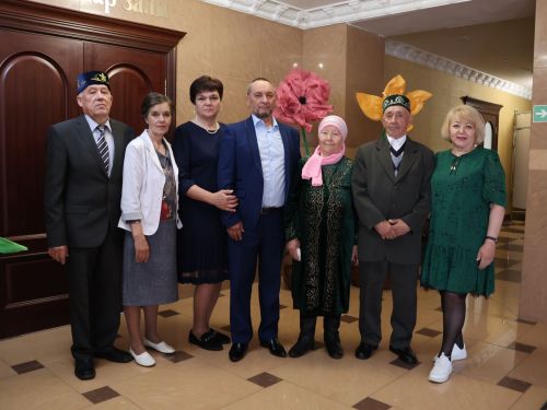 Ике бәйрәм бергә: Актанышның 50 , 60 ел бергә яшәгән парлары белән Бөтенроссия Гаилә учагын Минзәләгә озаттык