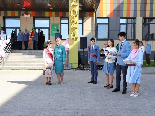 Чыңла, син, кыңгырау, бәхет, шатлык, уңышлар теләп чыңла!