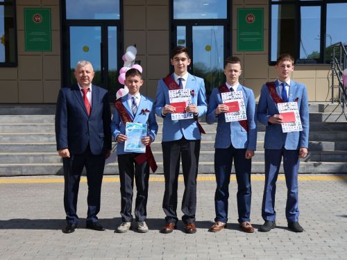 Чыңла, син, кыңгырау, бәхет, шатлык, уңышлар теләп чыңла!
