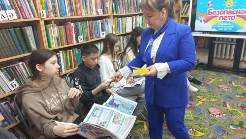 Куркынычсыз җәй: Балалар китапханәсендә юл кагыйдәләрен үтәү турында сөйләштеләр