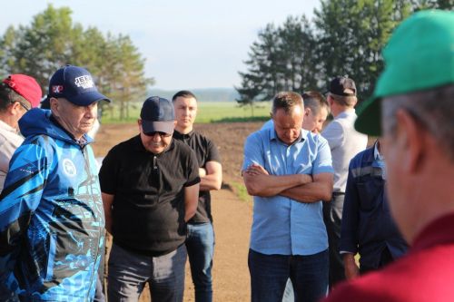 Актаныш районы башлыгы Ленар Зарипов игенчеләребез хезмәтен югары бәяләде