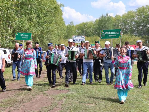 Яшәсен гармун, тальян моңнары: Иске Сәфәрдә төбәкара гармунчылар фестивале уза