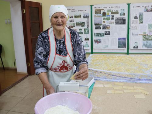 МХОдә катнашкан солдатның әбисе Фәйрүзә Имамгалиева авылдашлары белән солдатларга токмач кисеп озата