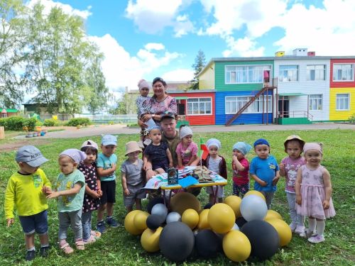 «Ромашка» балалар бакчасы коллективы СВО батыры белән очрашты
