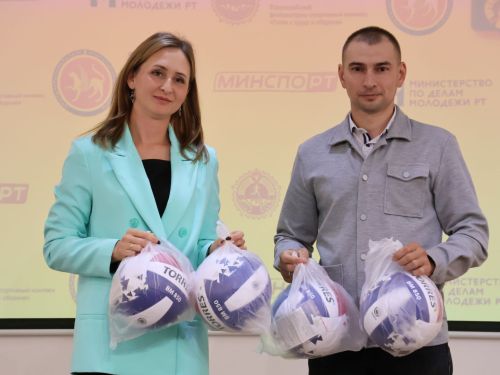 Волейбол лигасында җиңгән Актаныш мәктәпләре спорт туплары белән бүләкләнде