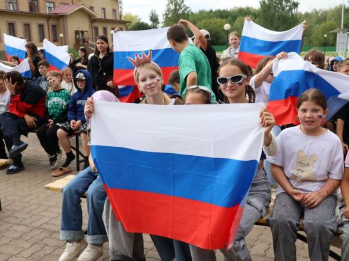 Актанышның «Бүләк» лагеренда ял итүчеләр Россия Флагы көнен бәйрәм итте