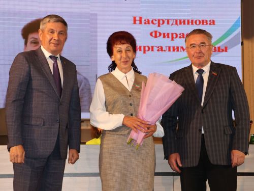 Ленар Зарипов мәгариф хезмәткәрләре конференциясендә Актанышка эшкә кайткан яшь укытучыларга 100 мең сум акча биреләчәген әйтте