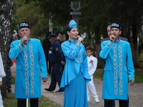 Татарстан Республикасы көне мәдәни чаралар белән дәвам итә: «Мәдәният» паркында шигърият кичәсе һәм бәйрәм концерты узды