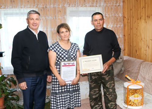 Район башлыгы Ленар Зарипов МХОдә батырлык үрнәкләре күрсәткән райондашыбыз Илдар Даутовның әти-әнисенә рәхмәт сүзләре җиткерде