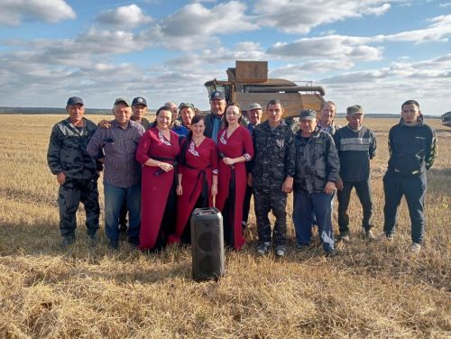 Киров сандугачлары туган як кырларында хезмәт куючы игенчеләргә концерт бүләк итте