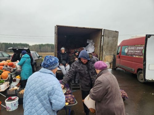 Актанышның авыл хуҗалыгы хезмәтчәннәре Чаллы халкына ит-сөт, икмәк продукциясе алып килде