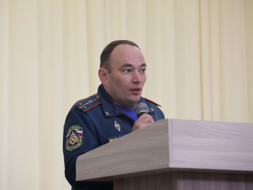 Бүген Яңа Әлем мәдәният йортында мәктәп укучылары өчен көзге каникул алдыннан махсус җыелыш узды