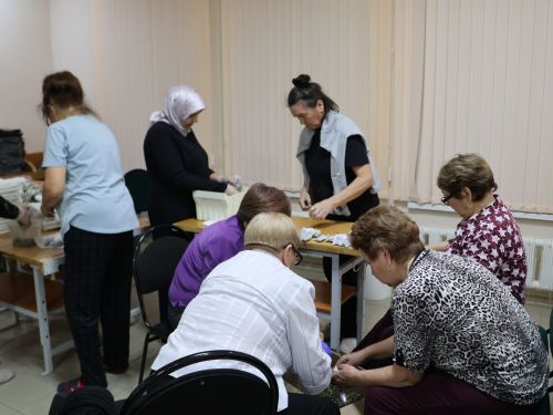 Ветераннарның «Сәламәтлек» клубына йөрүчеләр сугышчыларга шифалы чәйләр әзерли