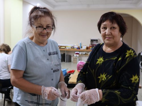 Ветераннарның «Сәламәтлек» клубына йөрүчеләр сугышчыларга шифалы чәйләр әзерли