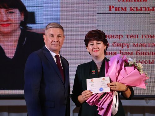Актанышта иң яхшы укытучыларны бүләкләделәр