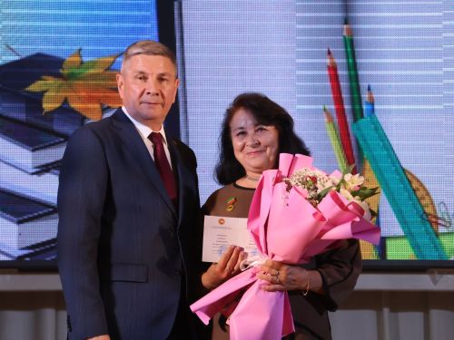 Актанышта иң яхшы укытучыларны бүләкләделәр