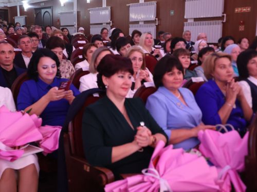 Укытучылар бәйрәмендә Актаныш данын зона, республика этапларында яклаган педагогларны бүләкләделәр