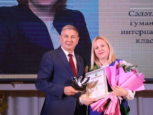 Укытучылар бәйрәмендә Актаныш данын зона, республика этапларында яклаган педагогларны бүләкләделәр
