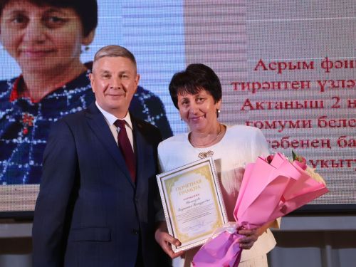 Актанышта иң яхшы укытучыларны бүләкләделәр