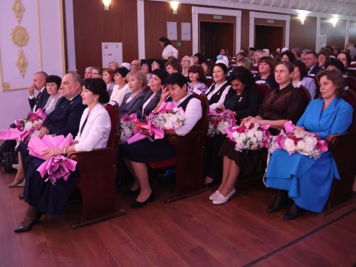 Укытучылар бәйрәмендә Актаныш данын зона, республика этапларында яклаган педагогларны бүләкләделәр