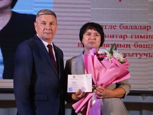 Актанышта иң яхшы укытучыларны бүләкләделәр