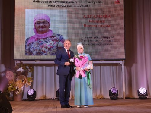 Укытучылар бәйрәмендә Актаныш данын зона, республика этапларында яклаган педагогларны бүләкләделәр