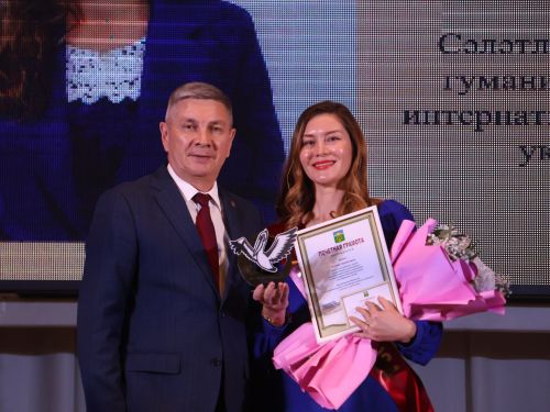 Укытучылар бәйрәмендә Актаныш данын зона, республика этапларында яклаган педагогларны бүләкләделәр