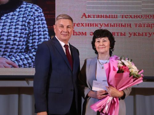 Актанышта иң яхшы укытучыларны бүләкләделәр