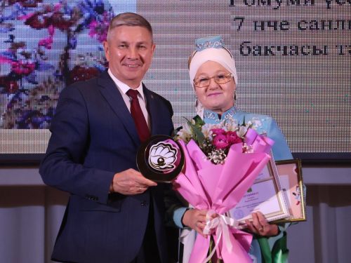 Укытучылар бәйрәмендә Актаныш данын зона, республика этапларында яклаган педагогларны бүләкләделәр