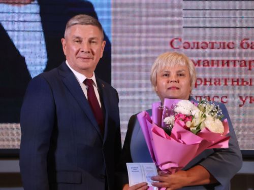 Актанышта иң яхшы укытучыларны бүләкләделәр