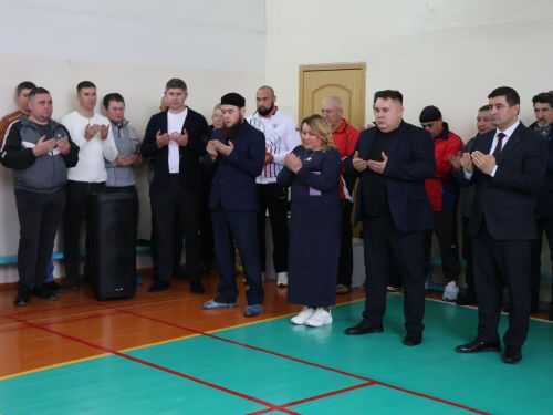 Роберт Сәләхиев истәлегенә көрәш ярышында җиңүчеләрне аның балаларыннан акчалата призлар көтә
