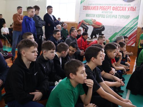 Роберт Сәләхиев истәлегенә көрәш ярышында җиңүчеләрне аның балаларыннан акчалата призлар көтә