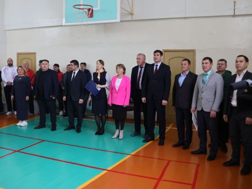 Роберт Сәләхиев истәлегенә көрәш ярышында җиңүчеләрне аның балаларыннан акчалата призлар көтә