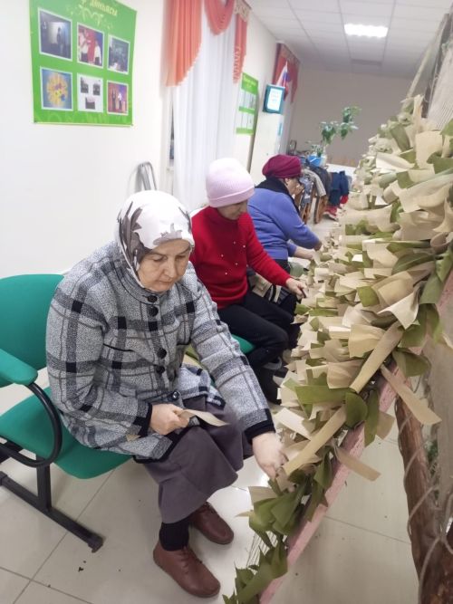 Чалманарат хатын-кызлары алгы сызыктагы сугышчыларга маскировка челтәрләре үреп озатты
