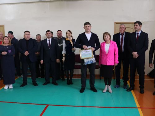 Роберт Сәләхиев истәлегенә көрәш ярышында җиңүчеләрне аның балаларыннан акчалата призлар көтә