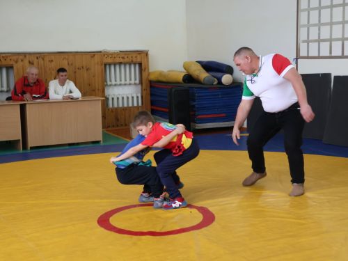 Роберт Сәләхиев истәлегенә көрәш ярышында җиңүчеләрне аның балаларыннан акчалата призлар көтә