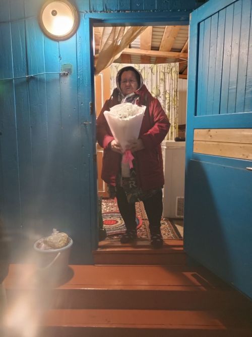 «Без бергә» волонтерлары батыр уллар үстергән әниләрне бәйрәм белән котлады