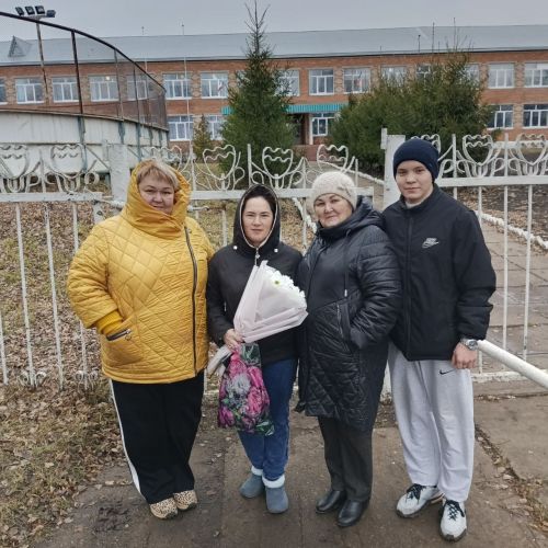 «Без бергә» волонтерлары батыр уллар үстергән әниләрне бәйрәм белән котлады