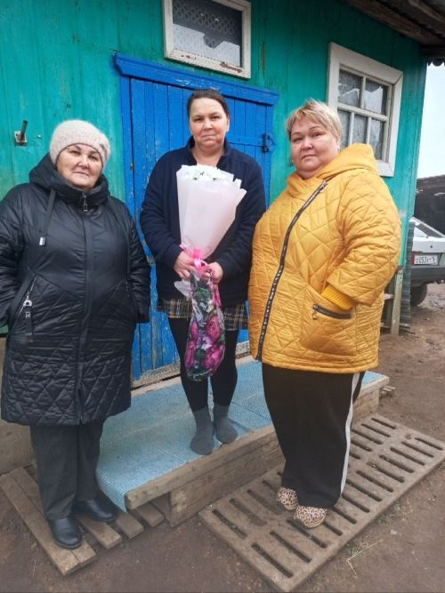 «Без бергә» волонтерлары батыр уллар үстергән әниләрне бәйрәм белән котлады