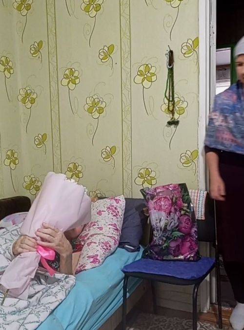 «Без бергә» волонтерлары батыр уллар үстергән әниләрне бәйрәм белән котлады