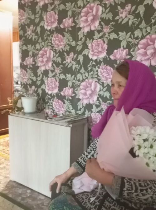 «Без бергә» волонтерлары батыр уллар үстергән әниләрне бәйрәм белән котлады