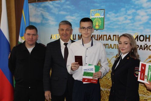 Бүген Халыклар бердәмлеге көнендә яшь гражданнарыбызга паспортлар тапшырылды