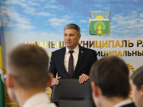 Бүген Халыклар бердәмлеге көнендә яшь гражданнарыбызга паспортлар тапшырылды