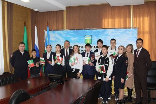 Бүген Халыклар бердәмлеге көнендә яшь гражданнарыбызга паспортлар тапшырылды