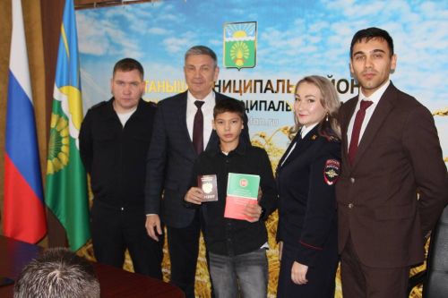 Бүген Халыклар бердәмлеге көнендә яшь гражданнарыбызга паспортлар тапшырылды